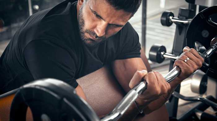 EZ Curl Bar vs Straight Bar Hero _ Source iStock